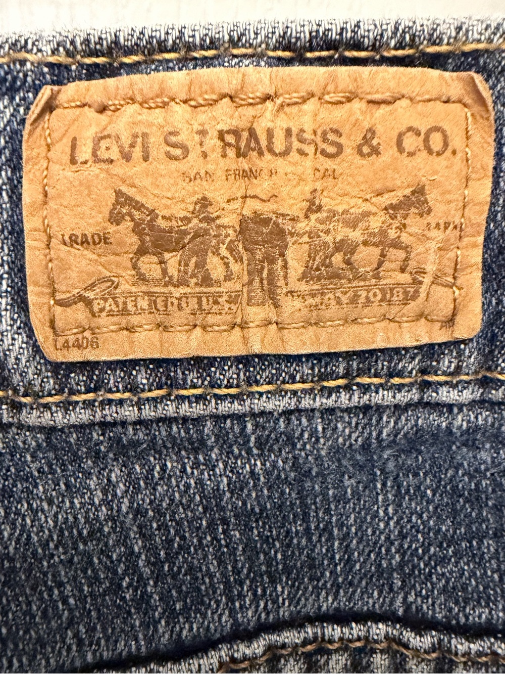 Levi's 550 Womens 16 Blue Wash Relaxed Tapered Leg Stretch Denim Jean Distressed - Picture 9 of 11